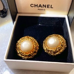 CHANEL PEARL AND GOLD EARRINGS!